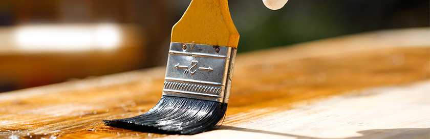 Treatment of wooden tables with varnish